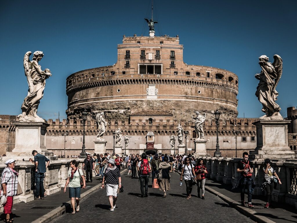 Turismo internazionale: Confesercenti-CST, la spesa degli stranieri in Italia vola a 56,7 miliardi, trainano alloggio ed esperienze enogastronomiche
